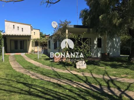 Casa En Venta, Piriápolis, Playa Grande, A 8 Cuadras Del Mar.