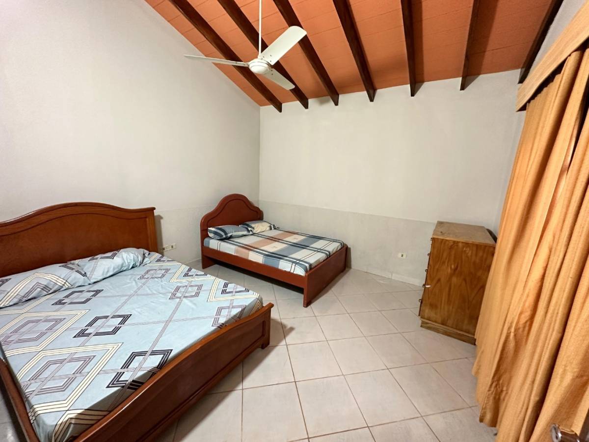 VENDO AMPLIA CASA EN SAN BERNARDINO — foto 2
