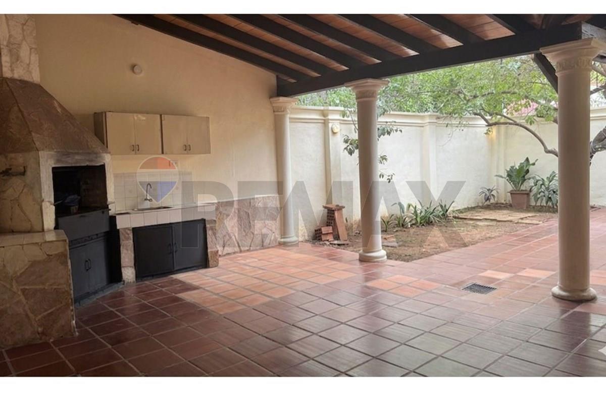 Casa en barrio Laurelty Luque — foto 2