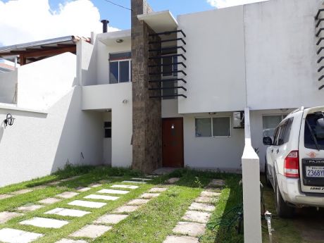 Hermosa Casa En Anticretico En 60.000 $ En Condominio Cerrado En Zona Norte