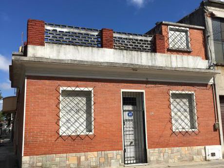 Gran Casa De 3 Dormitorios, 2 Baños, Garage, Azotea, Esquina
