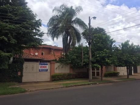 Vendo Propiedad De Calle A Calle, En Zona Cpj Para Refaccionar O Demoler.