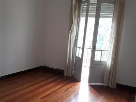 Próximo A Fac. De Ingeniería. Gastos Comunes $ 1.700!! 2do Por Escalera