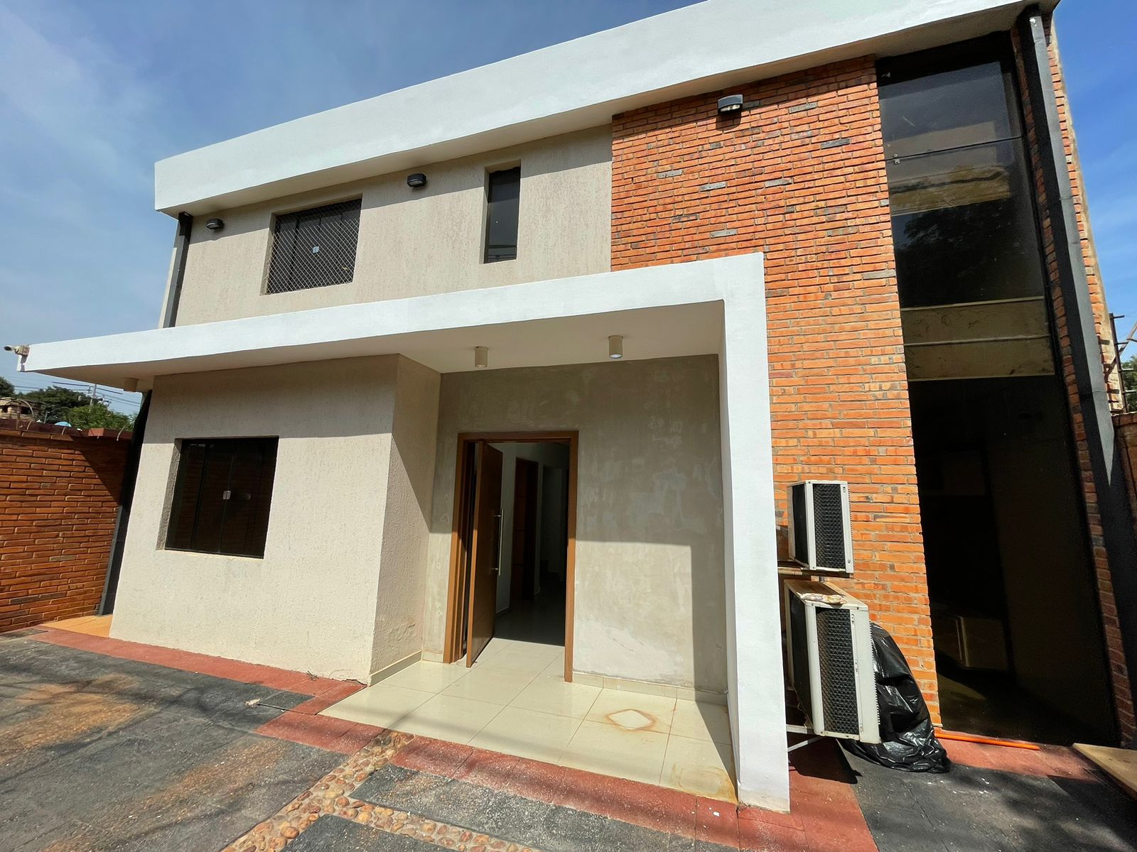 Alquilo Casa con 3 habitaciones, quincho y patio en Luque❗ — foto 2