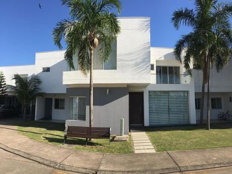 Casa En Alquiler O Venta En Cond. Jardines Del Norte II