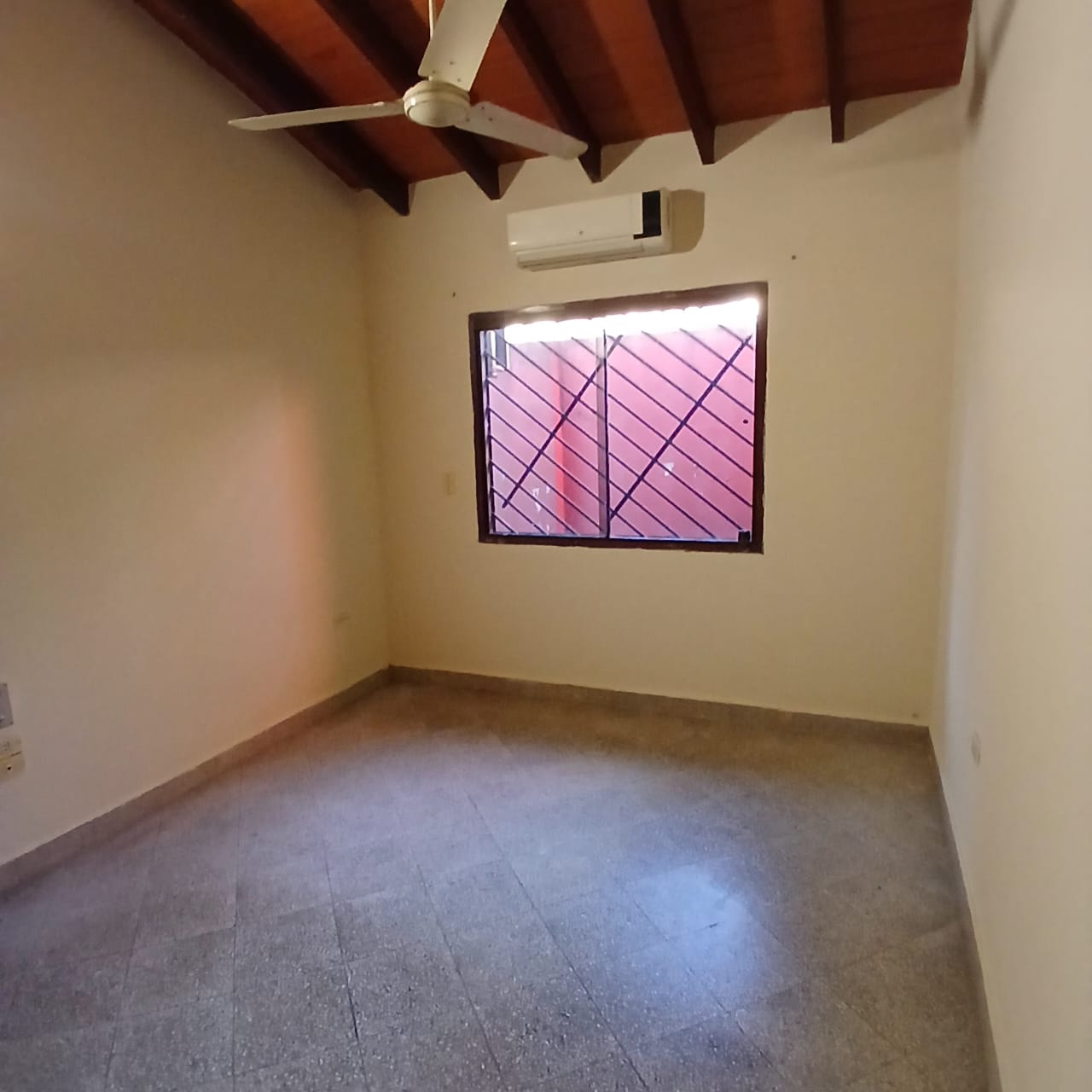ALQUILO CASA EN LAMBARÉ ZONA CANAL 13! — foto 2