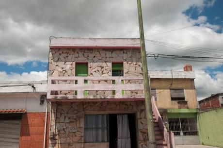 Casa A Reciclar En Buen Punto Comercial