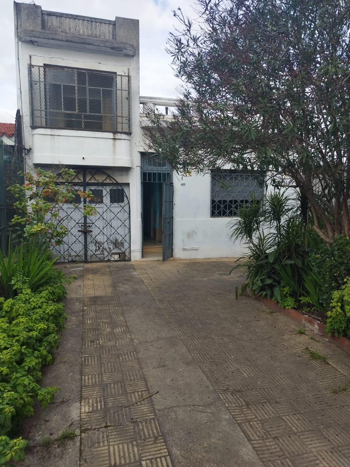 **RESERVADO**Vendo Casa Amplia Sobre Avenida Gral Flores Para Reciclar 2 Pisos P.u 270m2