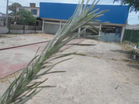 Gran Local Sobre Av. Giannattasio Sur Zona Muy Comercial.