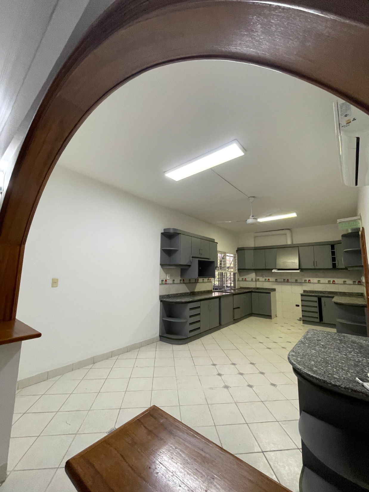 VILLA MORRA, EN ALQUILER, DEPTO DE 4 DORMITORIOS DE 300 M2 CON 2 COCHERAS — foto 3