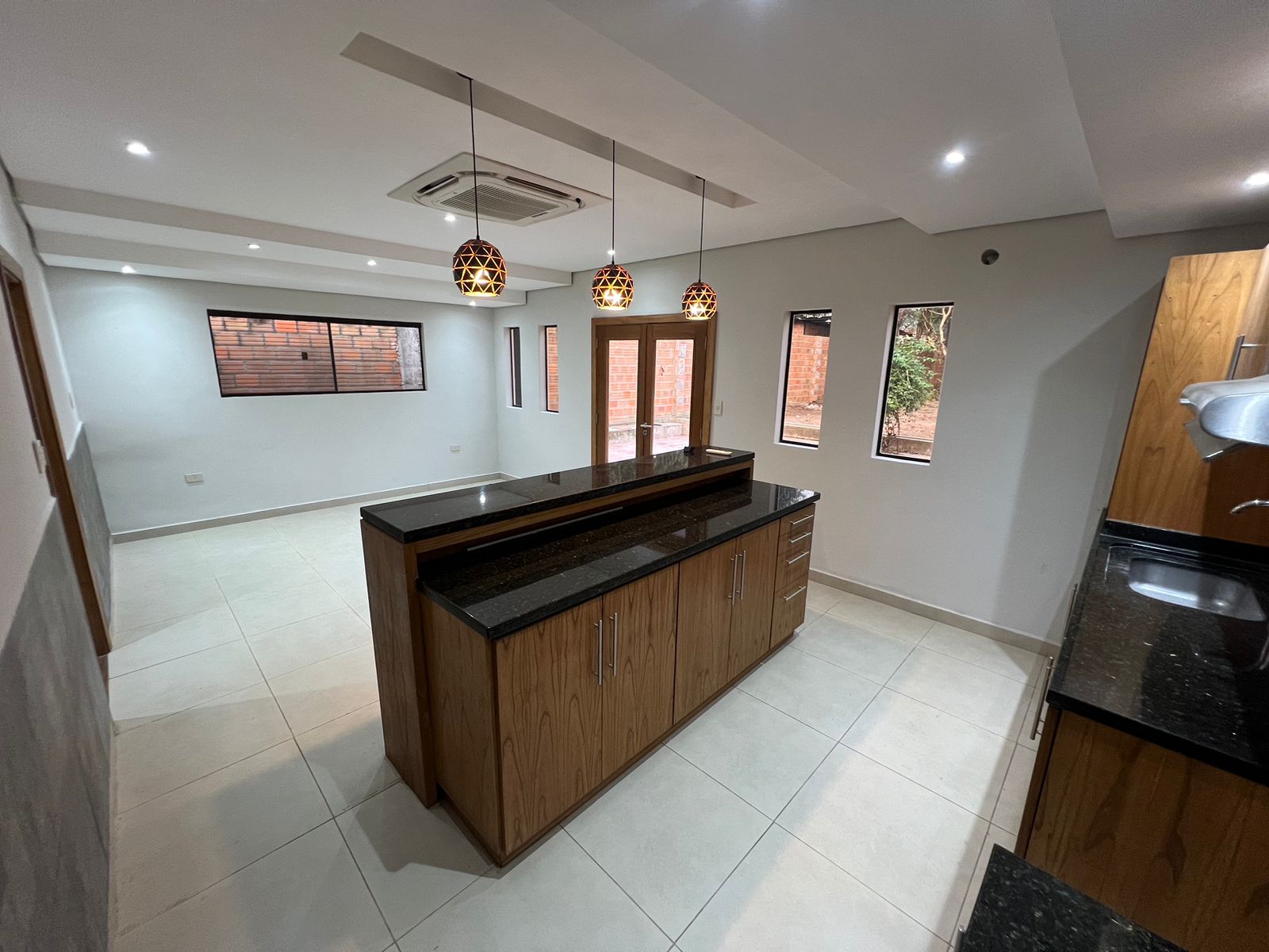 ALQUILO AMPLIA CASA EN LUQUE TOTALMENTE REMODELADA — foto 3