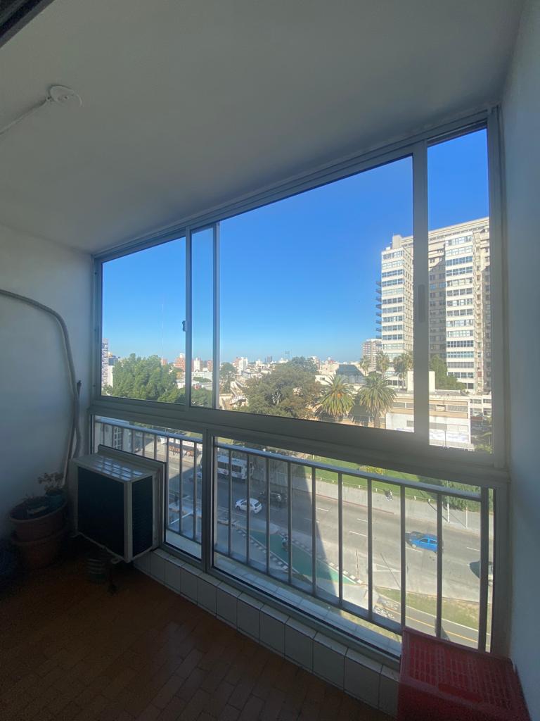 Alquiler apartamento de 3 Dormitorios 2 baños, balcon al frente, amoblado, 1 unidad por piso, piso alto, frente al hospital de Clinicas. - Vista