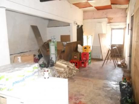 Oportunidad De Inversión !!! 2 Locales + Apto. Sobre Avenida
