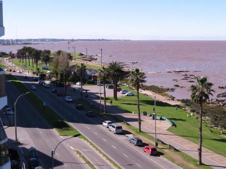3 Dormitorios Y Servicio Sobre Rambla De Punta Carretas