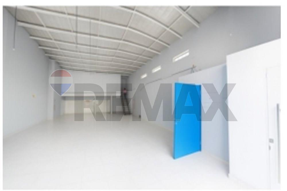ALQUILO SALON COMERCIAL EN CUIDAD NUEVA — foto 3