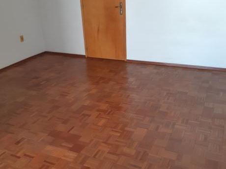 Alquiler Apto, Monoambientem Centro, Amplio Y Luminoso