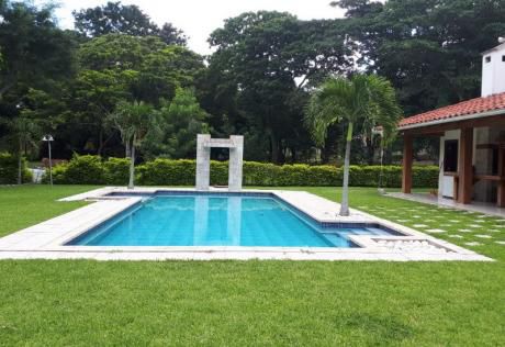 En Condominio Jardines Del Urubó, Magnífica Casa Completamente Amoblada