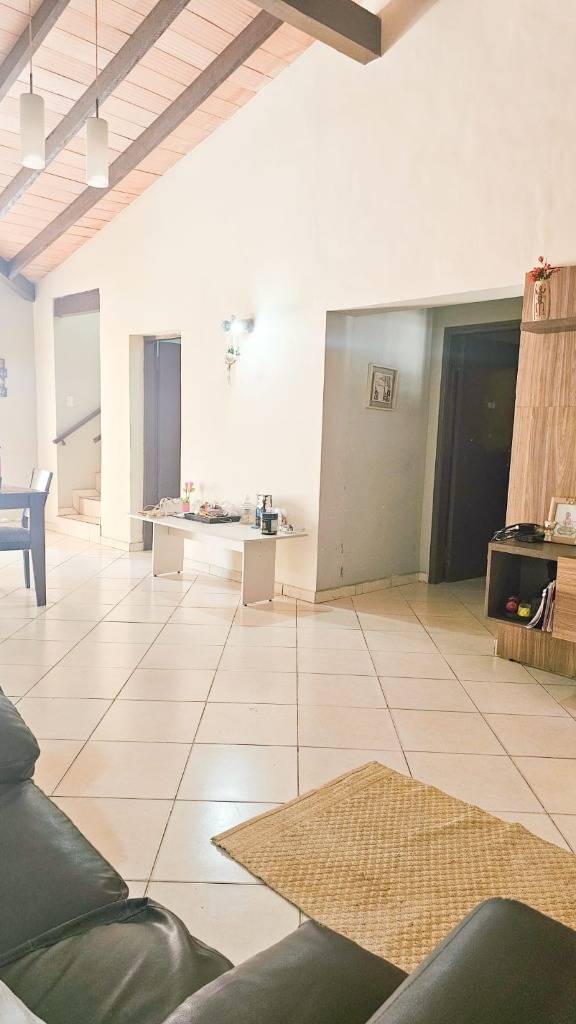 Casa 4 dorm. sobre calle Lapacho | Hipódromo — foto 3