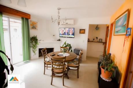 Hermosa Casa, En Excelente Estado, Con Barbacoa Y Garaje