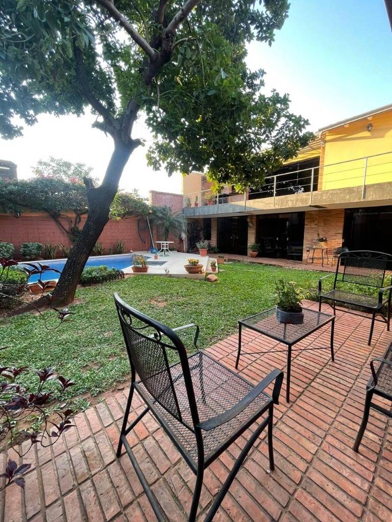 Amplia residencia 4 dorm. con piscina | Las Mercedes — foto 3
