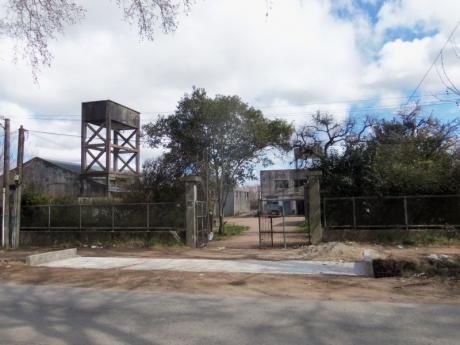 Importante Local Con Aptitud Industrial A 200 Mts. Del Anillo Perimetral