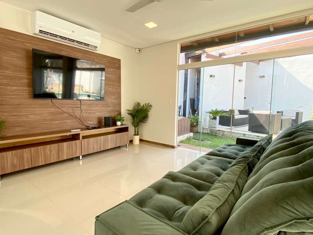 Casa Con 4 Dorm, Piscina Y Cochera Para Varios Vehículos En Luque — Foto 3