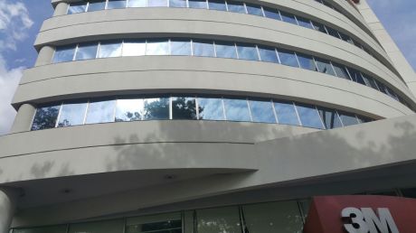 Oficina En Importante Edificio- Zona Aviadores Y Santa Teresa
