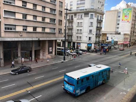 Venta De Apartamento Cordon 3 Dormitorios Y Serv. Completo