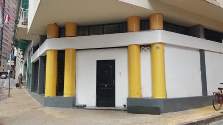 Amplio Local Comercial Esquina