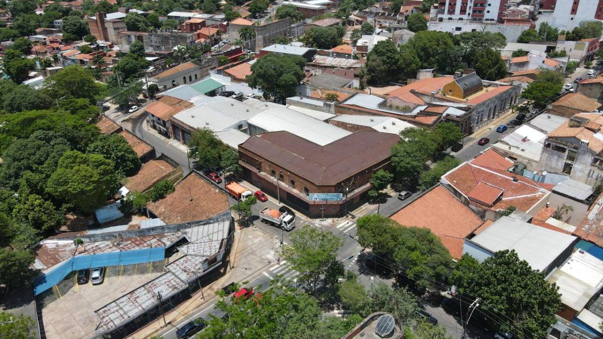 AMPLIA PROPIEDAD CON TIGLADOS Y OFICINAS EN ALQUILER EN EL CENTRO DE ASUNCION — foto 3