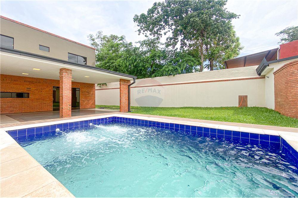 En venta amplia casa con piscina en Villa Elisa — foto 2