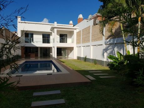 Residencia En B° Jara, Sobre Avenida Principal