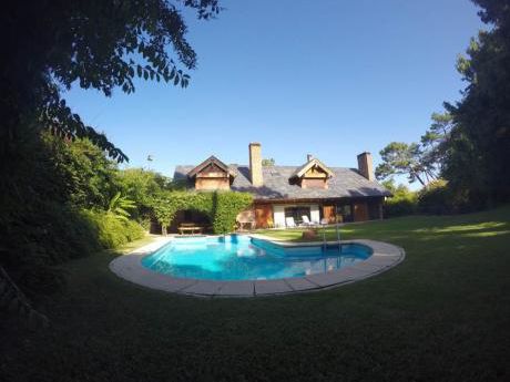 Lujosa Casa Con Piscina En La Mansa De Punta Del Este