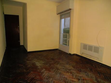 1892 Excelente Apartamento Al Fte. Dos Dormitorios Primero Por Escalera