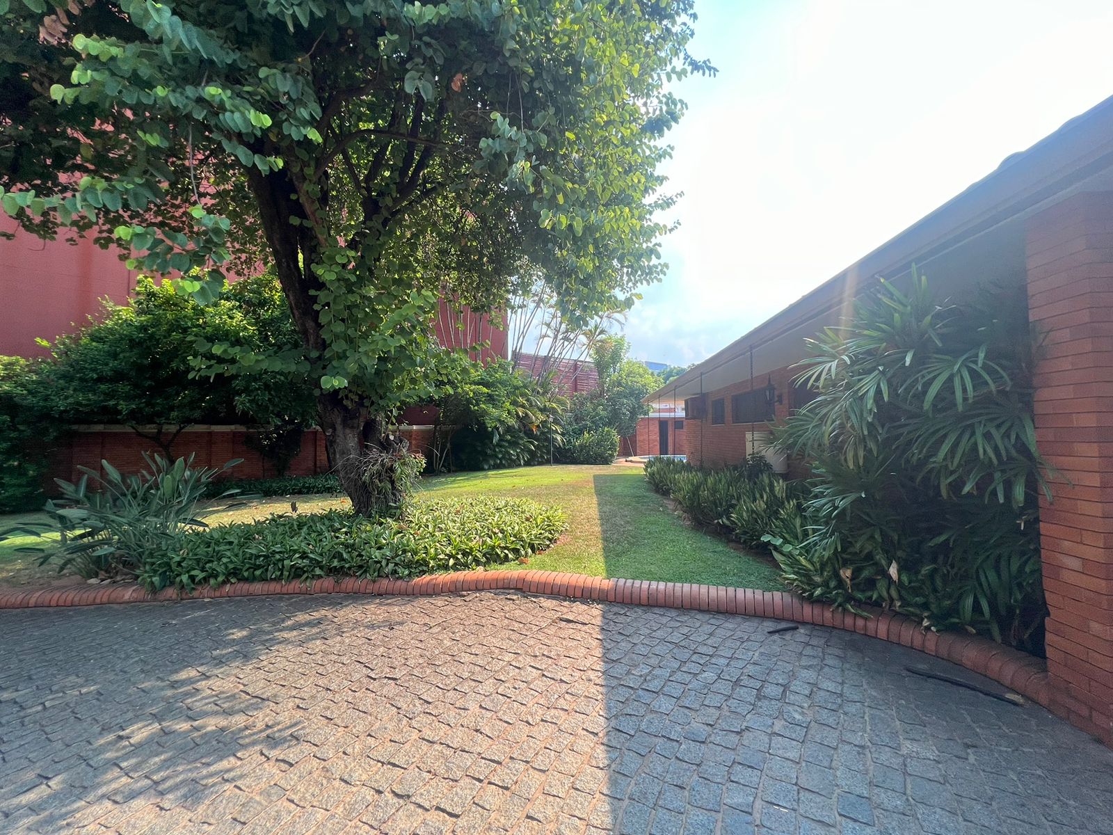 ALQUILO AMPLIA RESIDENCIA DE 3 DORMITORIOS — foto 2