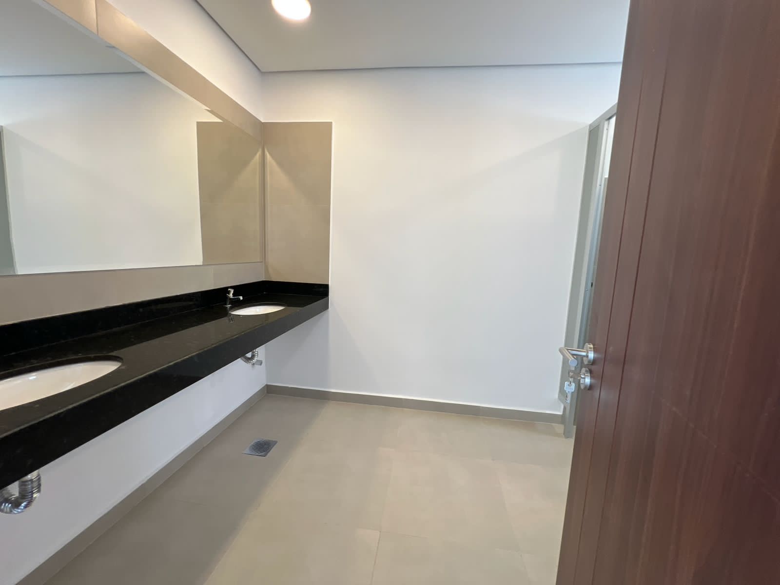 ALQUILO OFICINA S/JULIO CORREA ,, CENTRO PY JAPONES — foto 2