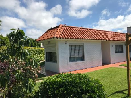 Carrasco. Casa 3 Dorm, 2 Baños, Servicio, Barbacoa, Jardín Y Fondo.