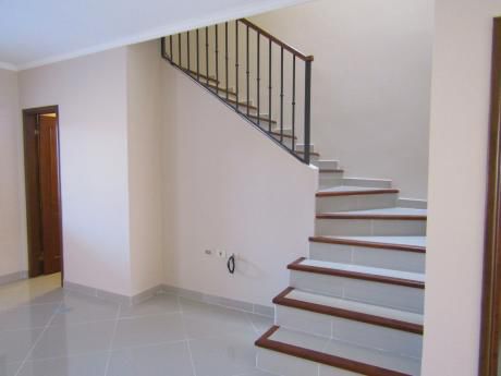 Duplex De 3 Dormitorios Con Piscina. Barrio Mburucuyá