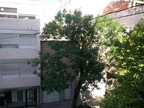 Centro: Venta 2 Dormitorios Yaguaron A 2 Cuadras 18 De Julio. Con Buena Renta