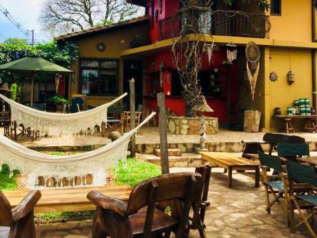 Casona En Esquina En El Exclusivo Barrio Mburicaó.