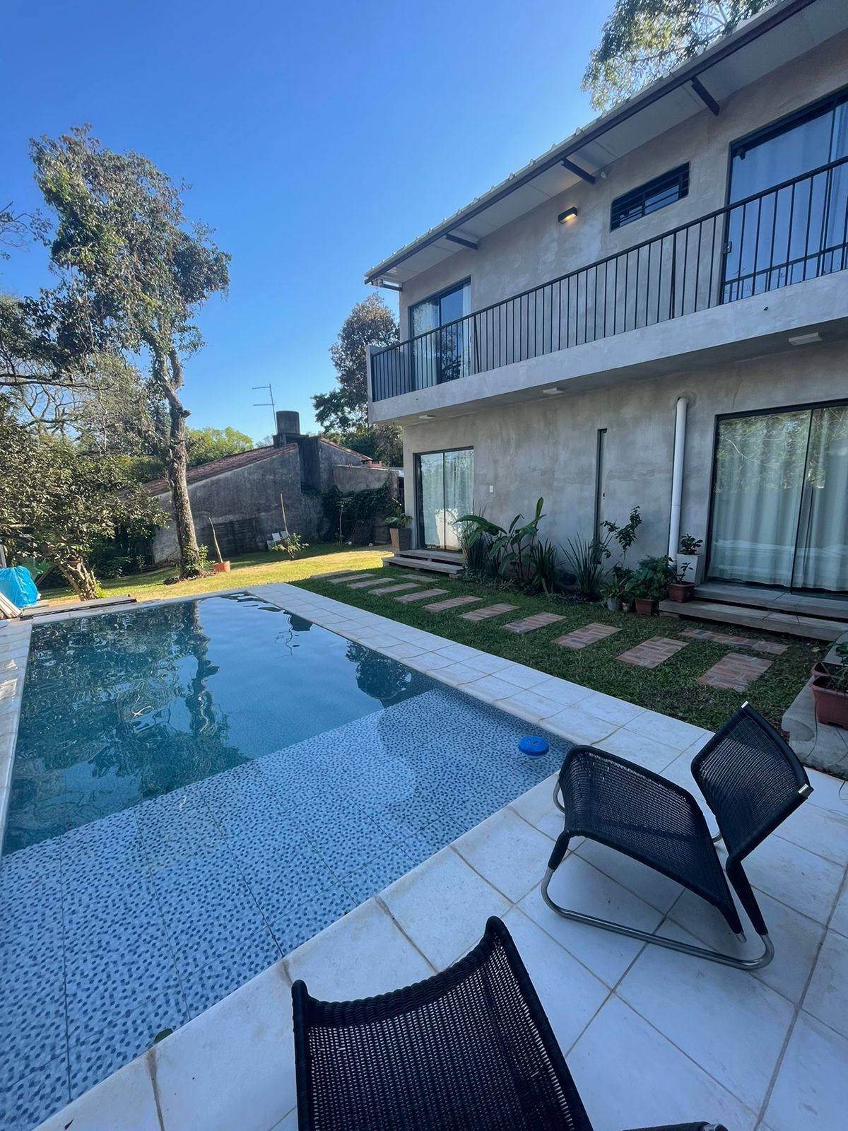 VENDO MODERNA CASA EN EL CENTRO DE SAN BERNARDINO — foto 2