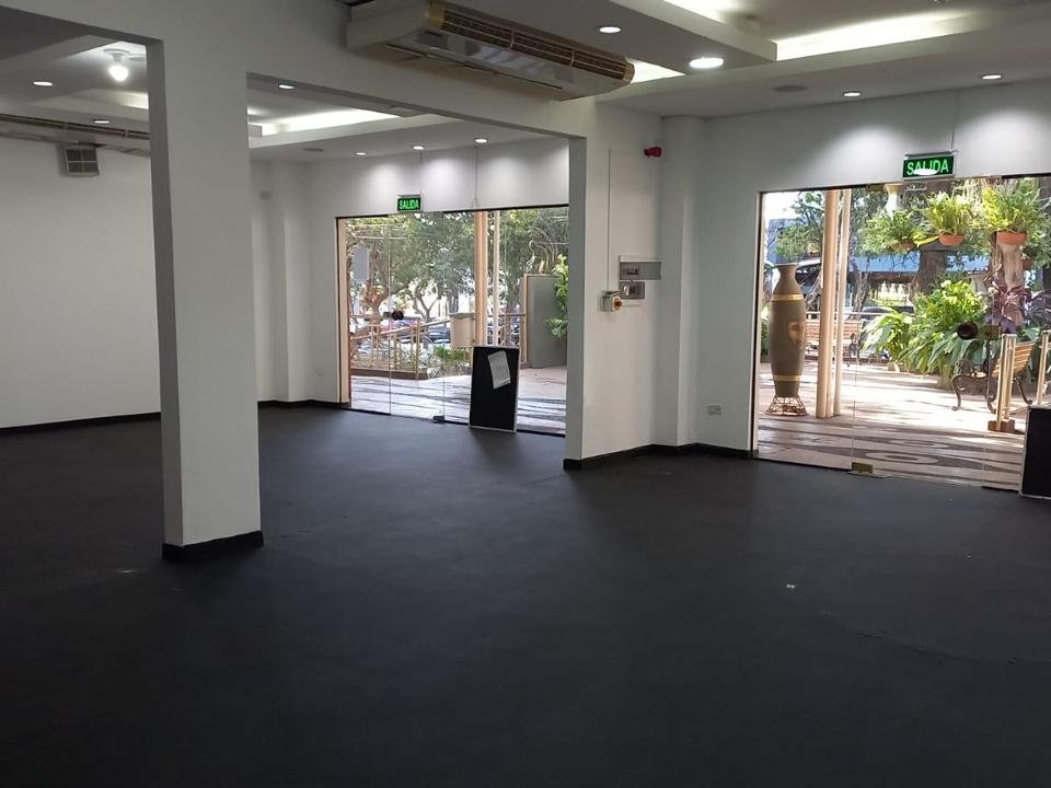 ALQUILER SALÓN COMERCIAL EN AVENIDA BOGGIANI — foto 2