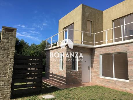 Casa En Venta, Piriápolis, Punta Colorada A 50 Mts De La Playa
