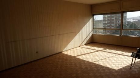 Apartamento Lamaro 3 Dormitorios Con 90 M2 Al Frente De Av. Libertador