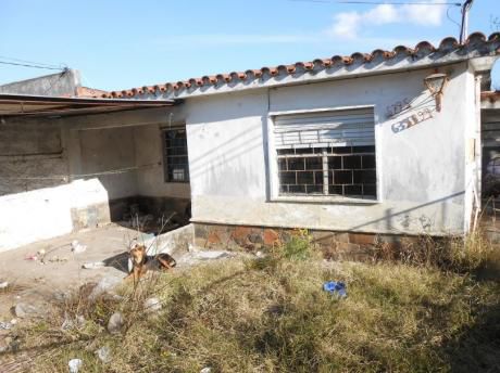 Buen Inmueble Esquina, Con Amplio Terreno!!