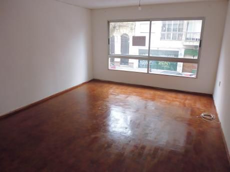 Primer Piso Al Frente Con Patio Sobre Calle Canelones