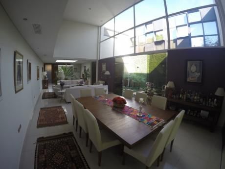 Vendo Casa. Barrio Mburucuya, 4 Habitaciones En Suite.