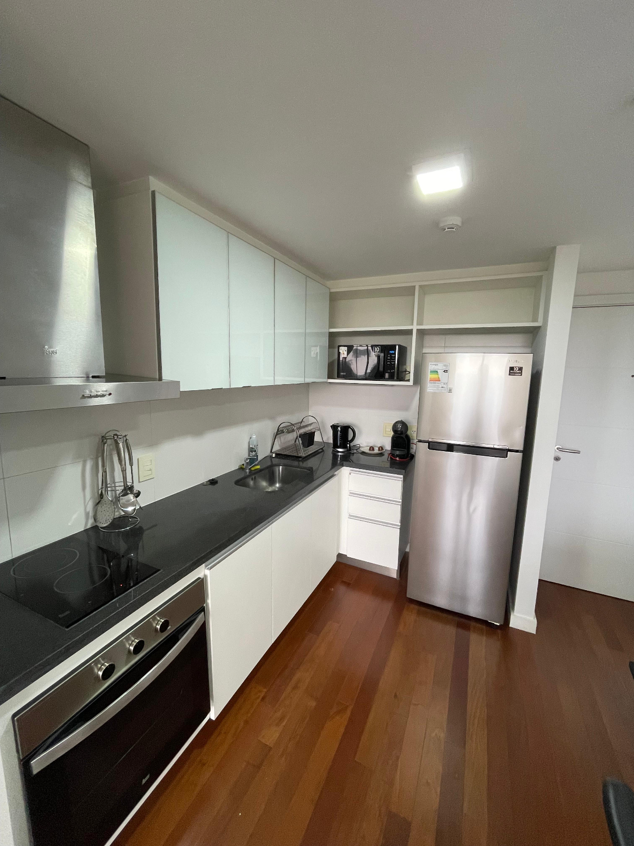 EN ALQUILER EXCLUSIVO DEPTO AMOBLADO DE 1 DORMITORIO CON COCHERA — foto 3