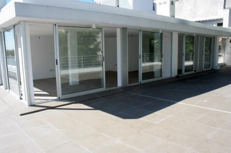 Estrene Moderno Edificio Sobre Bv Artigas