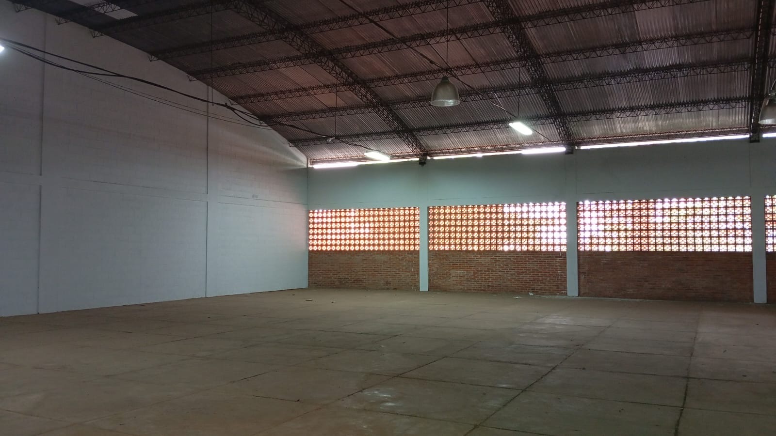 Alquiló propiedad con dos amplios Galpones y oficinas Adm — foto 3